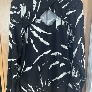 Women’s 143 Story By Line Up Sweater Long Sleeve Large
